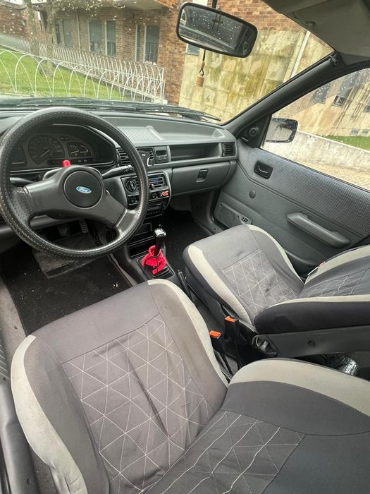 Ford Fiesta 1.1 vendo carro a trabalhar e a andar, com batida à frente