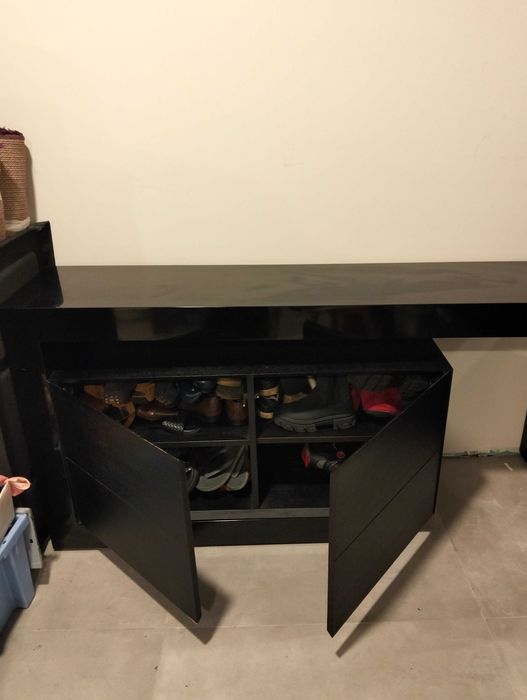 Aparador que serve de calçadeira