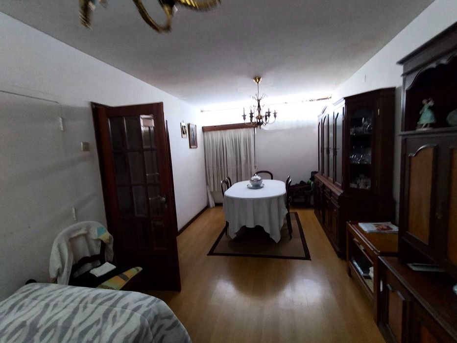 Vende-se Moradia T2 +1 -Bairro do Cedro