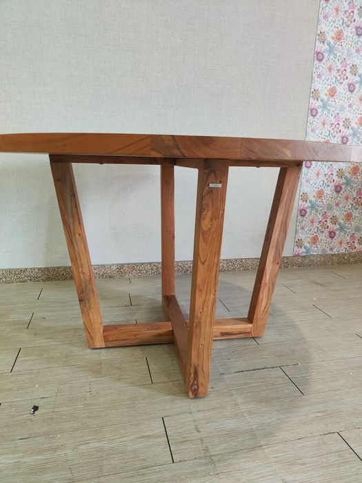 Mesa redonda Nahla de madeira maciça com acabamento em tom natural Ø 120 cm
