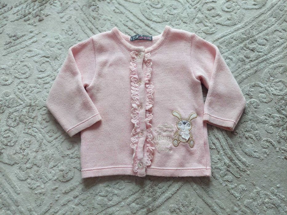 Sweterek rozpinany z żabocikiem w pudrowym różu z królikiem roz 86-92