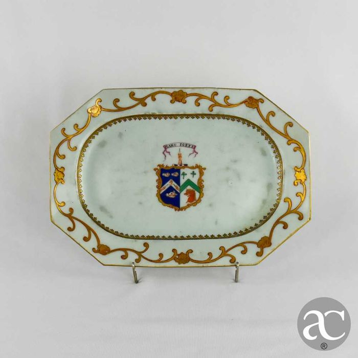 Travessa Período Qianlong, séc. XVIII, com Brasão de armas e volutas