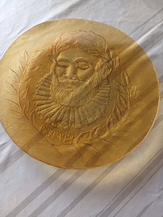 Prato para bolo com gravura de Luis Vaz de Camoes
