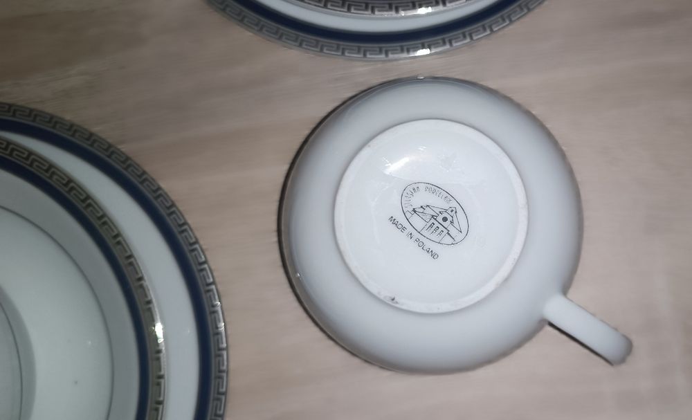 Porcelanowy komplet filiżanek ze spodkami.