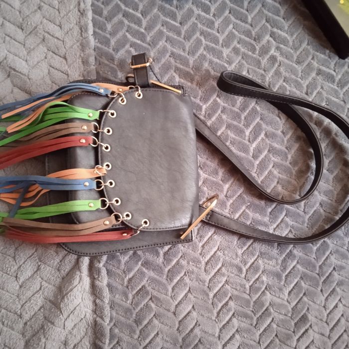 Женская кожаная сумка с бахромой.