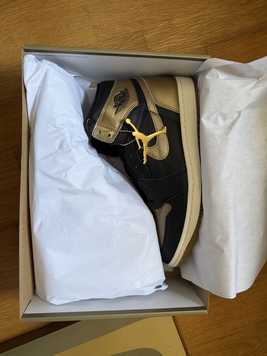 Air Jordan 1 High OG Ouro Metalico.