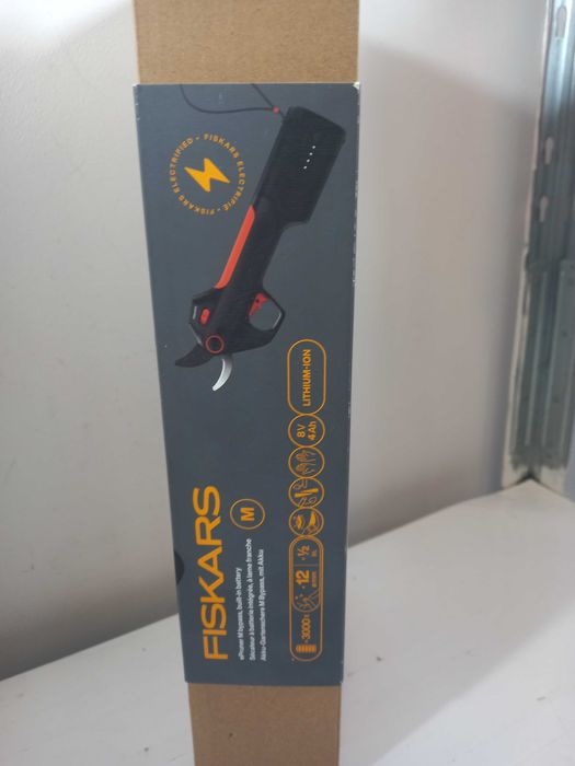 sekator elektryczny z wbudowanym akumulatorem fiskars