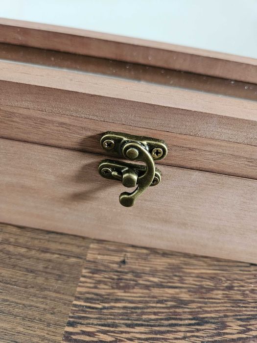 Drewniana szkatułka pudełko ekspozytor do zegarków biżuterii prezent