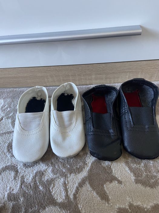 Дитячі чешки,білі та чорні(нові)