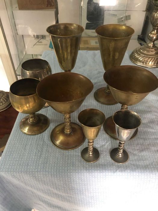Conjunto de Taças e Cálices Antigos em Metal