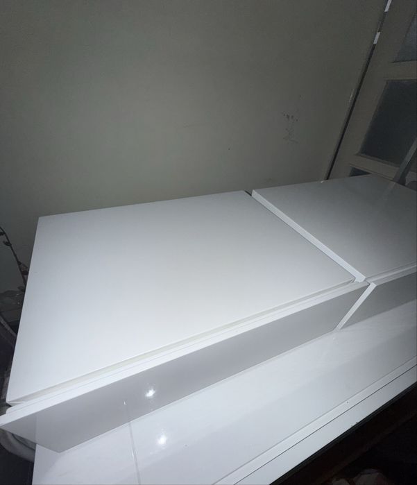 Duas cómodas flutuantes