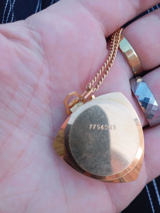 Relógio antigo com corrente