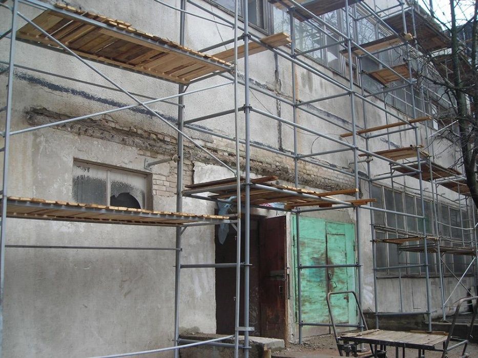 Аренда узких 80 см шириной строительных лесов с регулируемыми щитами