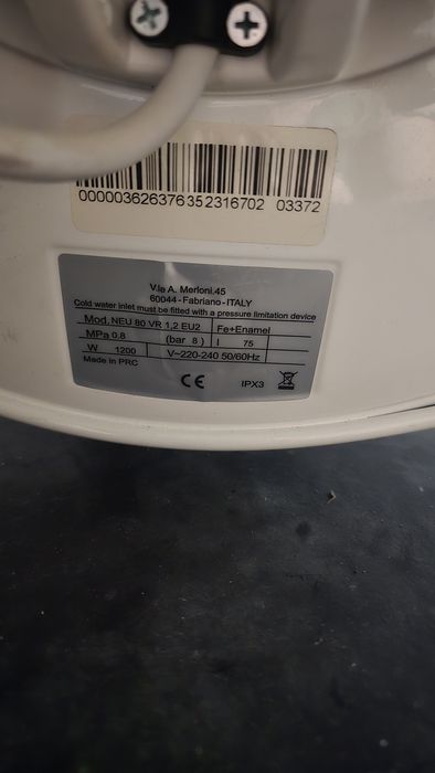 Este é um termoacumulador elétrico da marca Termat, adequado para aquecimento de água..