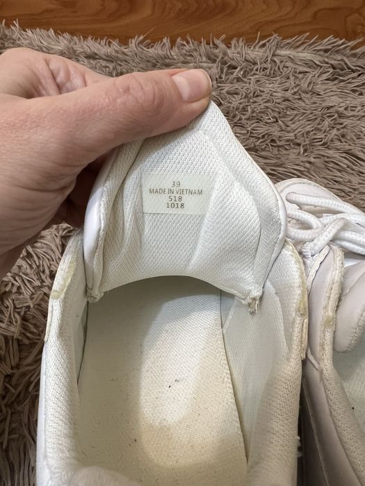 Продам кросівки Guess