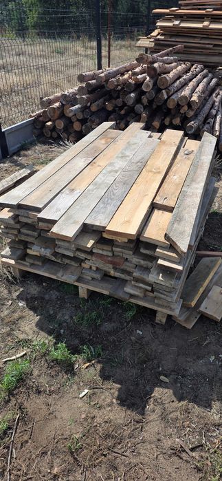 Deski, stęple, szalunki budowlane po stropie