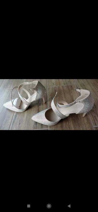Eleganckie buty z subtelnymi cyrkoniami