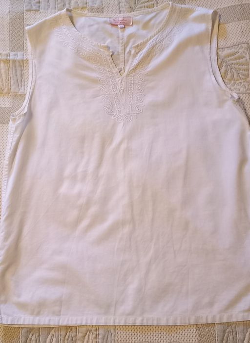 2 Blusas, 1 branca de algodão tipo túnica, outra laranja, ambas cavas