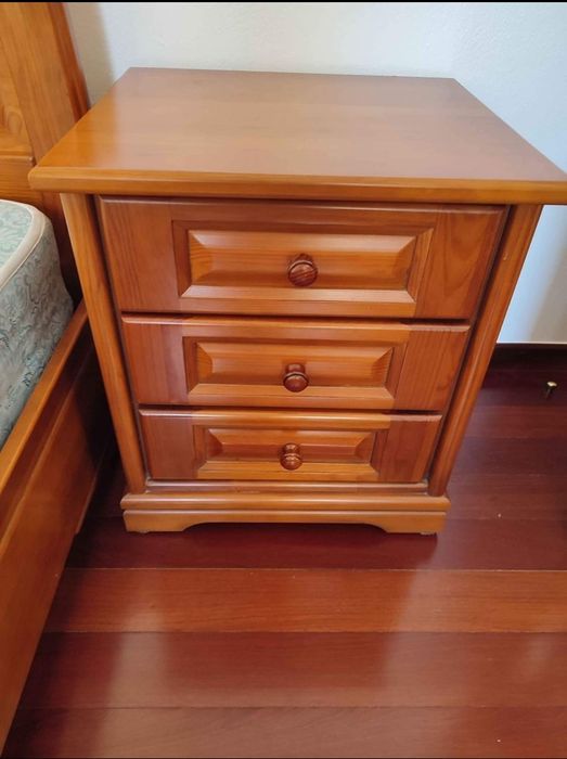 Cama de solteiro e mesa de cabeceira