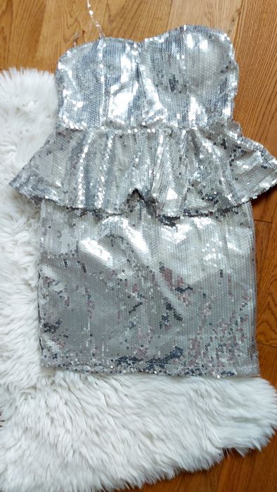 Sukienka z cekinami srebrna