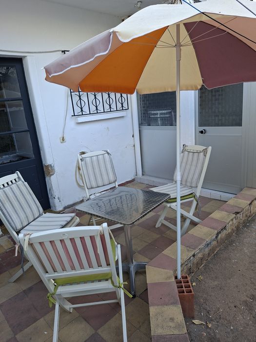 Conjunto de jardim – mesa + 4 cadeiras + guarda-sol