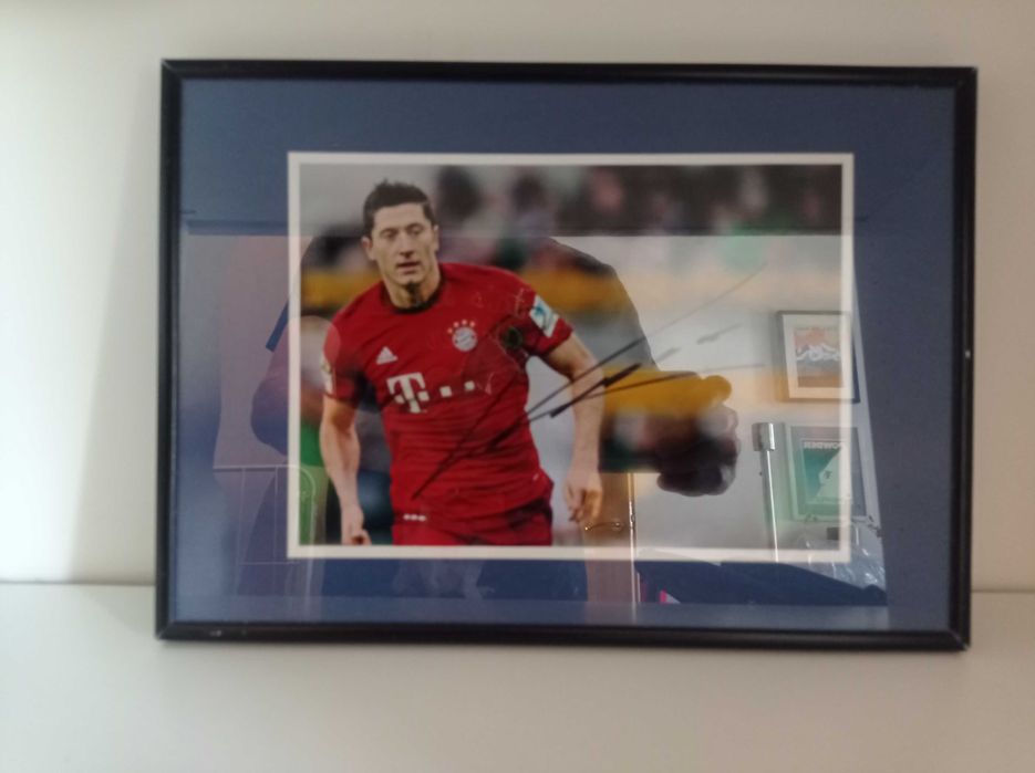 Autograf Roberta Lewandowskiego na zdjęciu