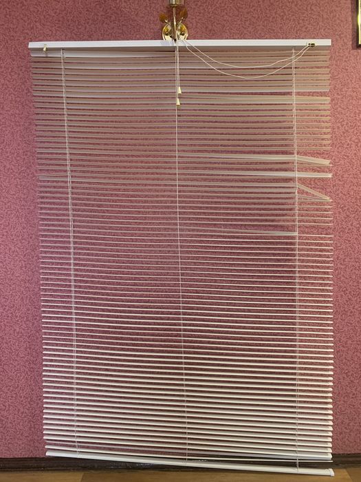 Продам пластиковые жалюзи белого цвета на окна б/у.