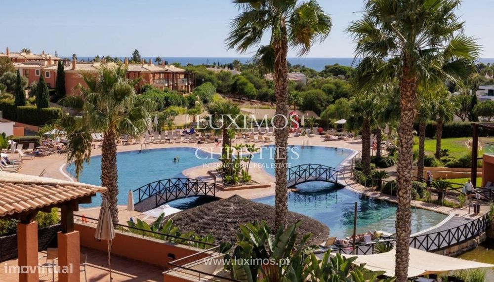 Apartment in a tourist development for sale in Carvoeiro, Alg