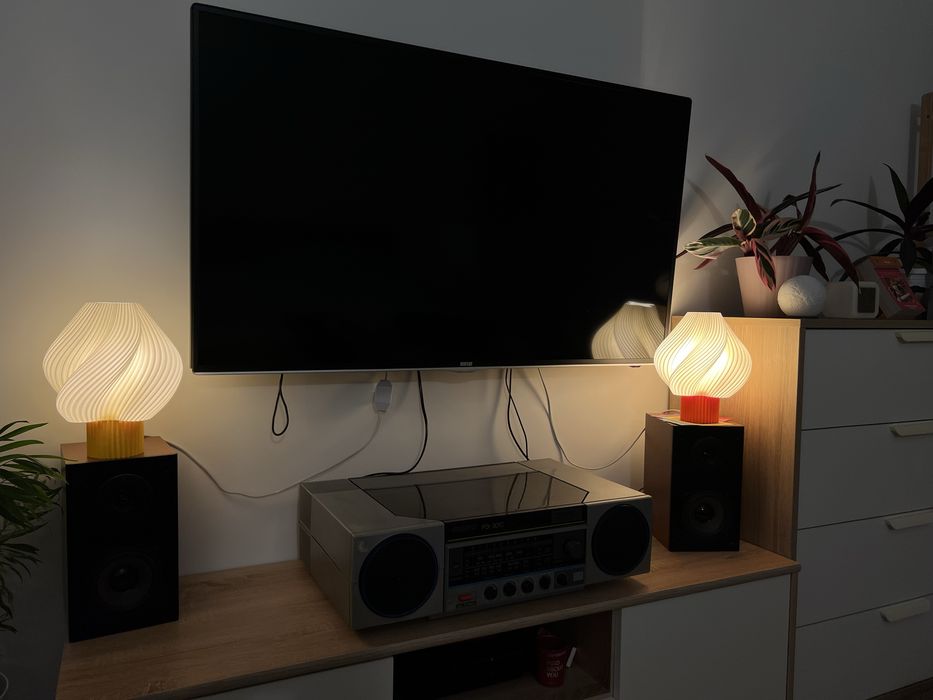 Настільна лампа з регулюванням яскравості