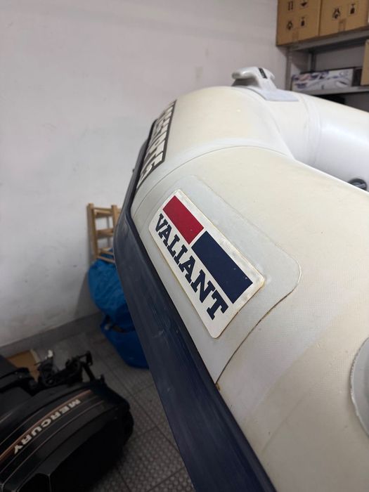 Barco semi-rígido Valiant, motor Mercury 25XD e com atrelado incluído