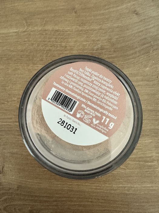 Piękny delikatny puder do twarzy