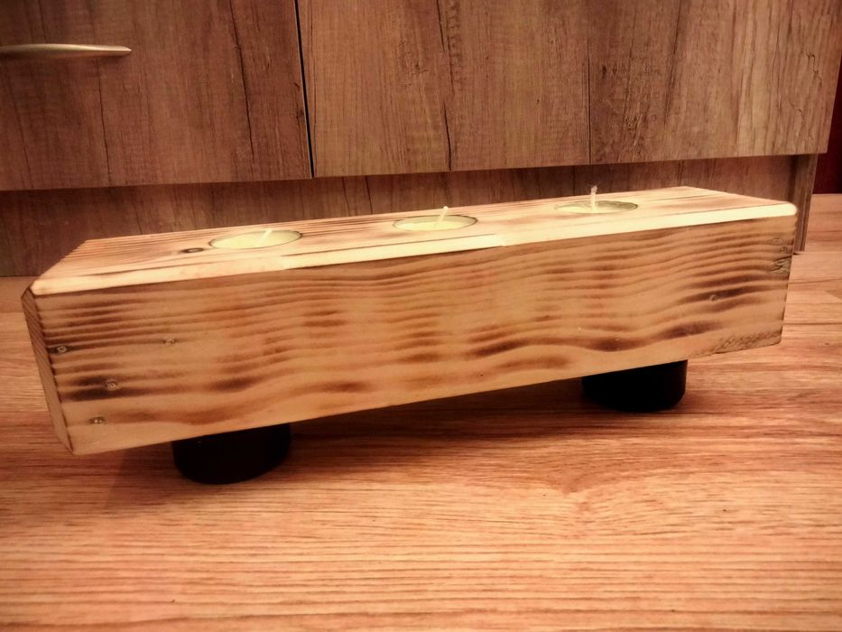 Świecznik drewniany.