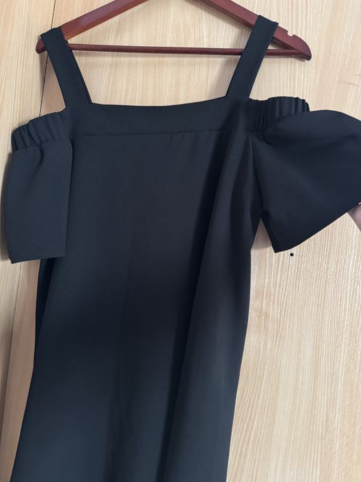 Сукня з відкрити плечима