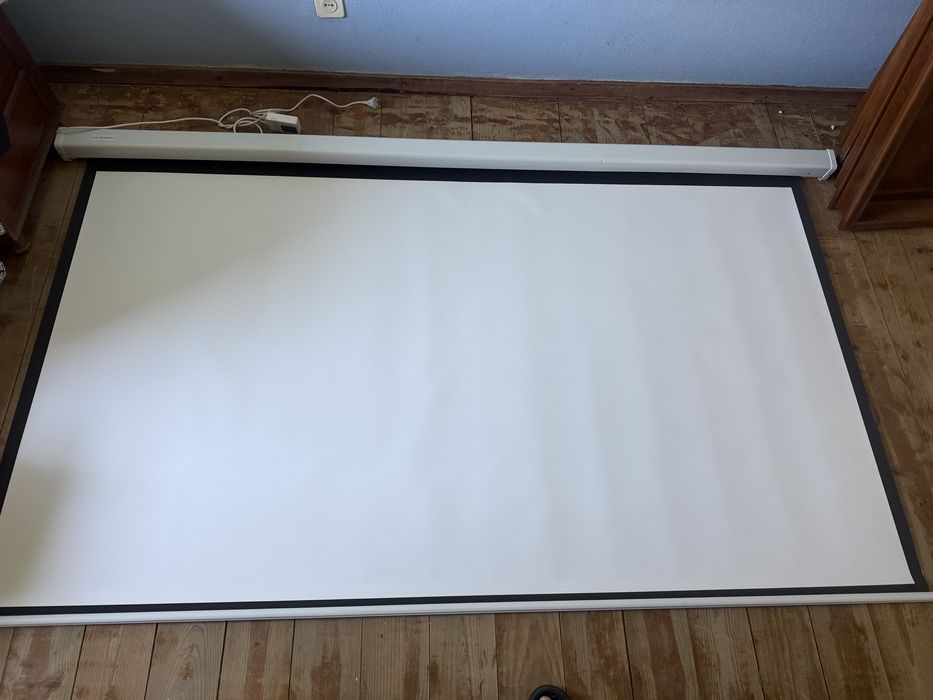 Tela de Projeção Elétrica 100” (220x124 cm) c/ Comando e Motor