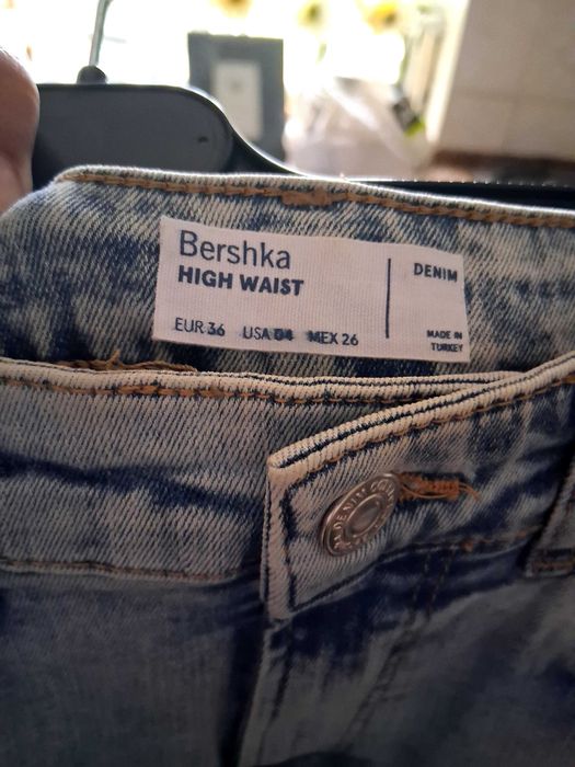 Calça e top Bershka.