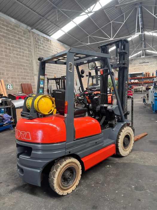 Empilhador Toyota 2500kg GPL