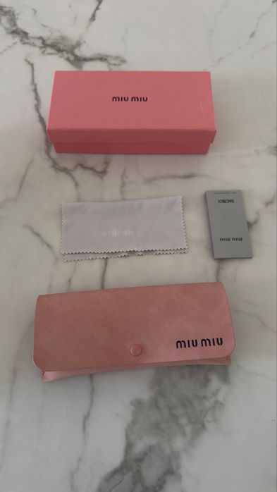 Caixa de oculos miumiu