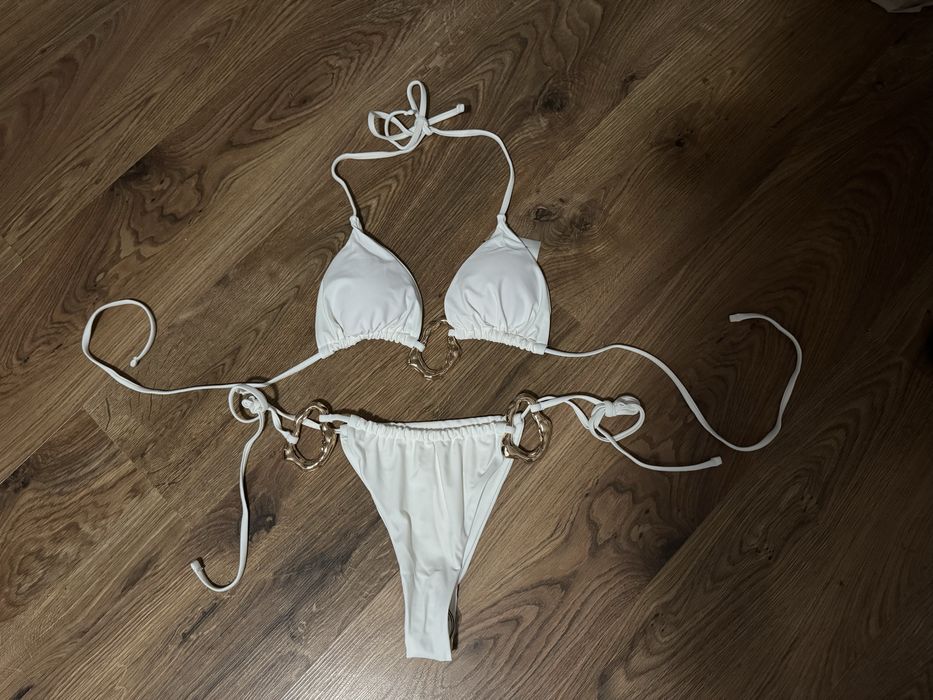 Biale bikini ze zlotymi ozdobami m