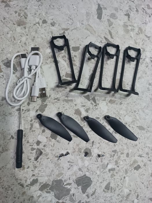 Дрон. Квадрокоптер TTROARDS TT19 LCD с бесщеточными моторами и пультом управления со встроенным экраном