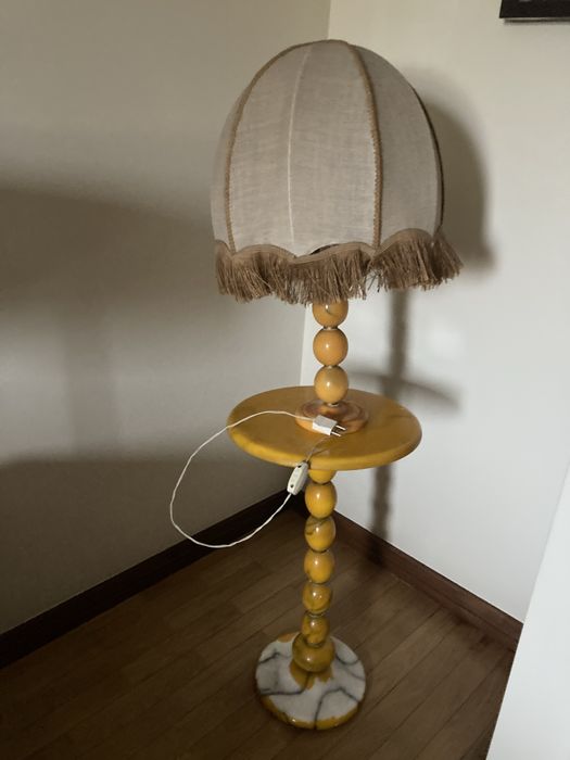 Mesinha em pedra marmore lacada e com candeeiro