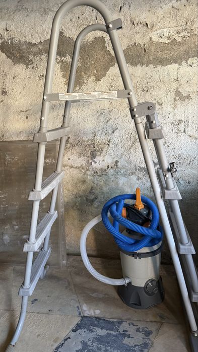 Escada e bomba piscina