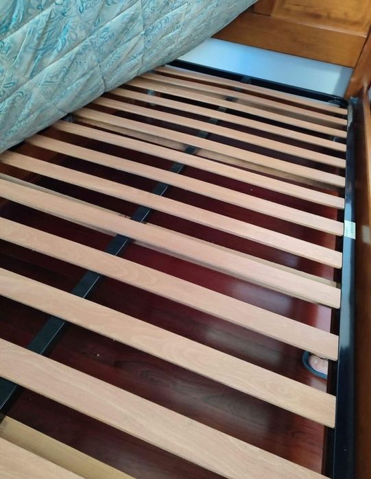 Cama de solteiro e mesa de cabeceira