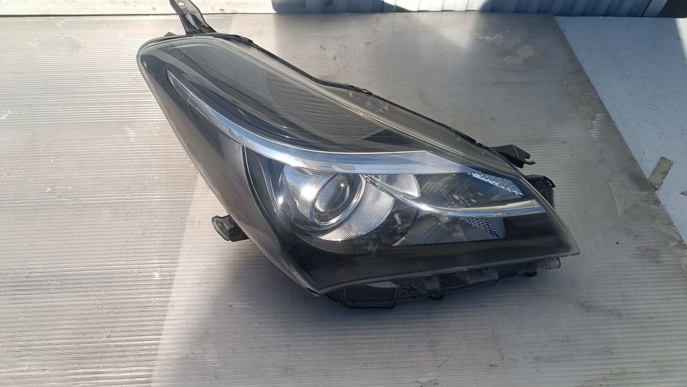 Vendo farol direito de Toyota Yaris ano 2014/18 híbrid