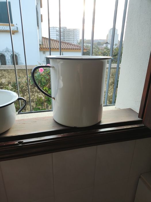 Penicos antigos em esmalte e porcelana