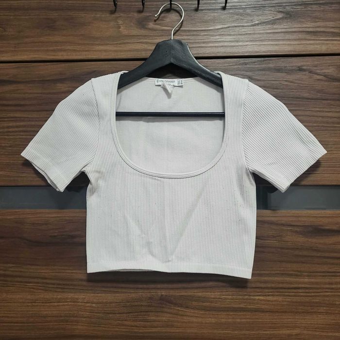 Cropp top z krótkim rękawem, materiał prążkowany.