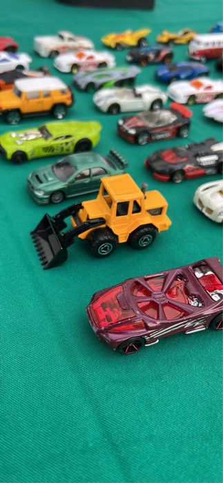 Lote de 46 carrinhos com 20 anos