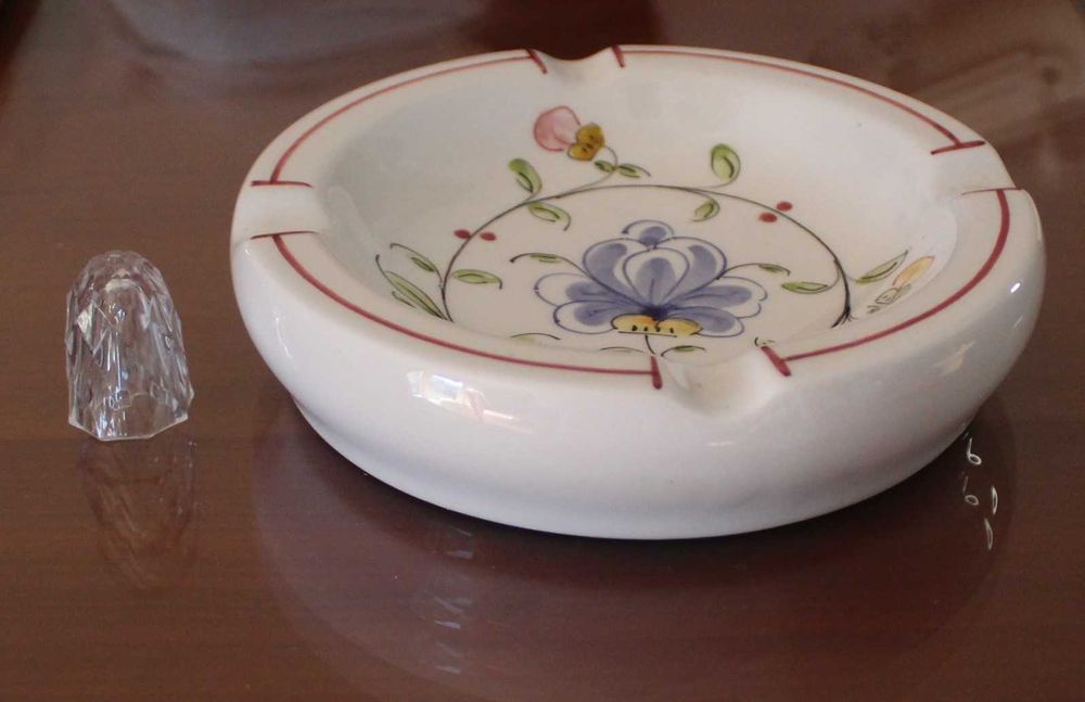 Cinzeiro de faiança, pintado à mão, marcado na base Ânfora Águeda 1995