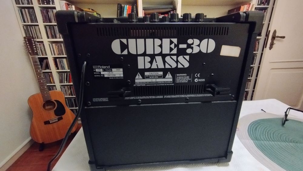 Amplificador Roland CUBE-30 Bass como Novo!