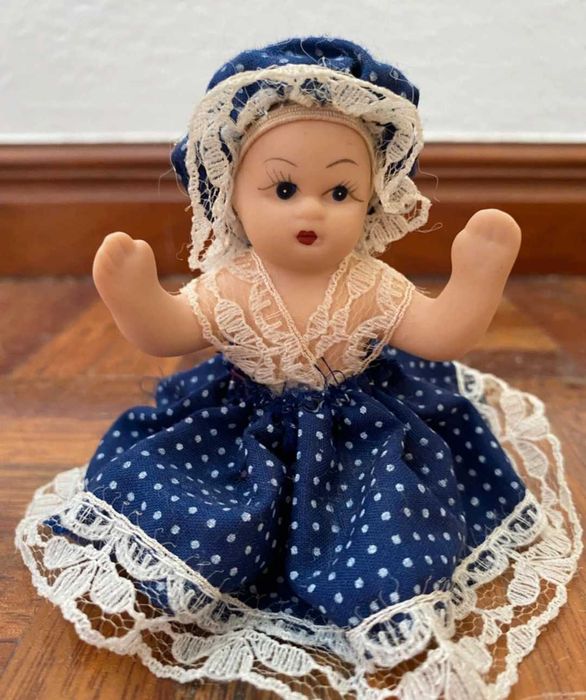 Caixa com bonequinha de porcelana