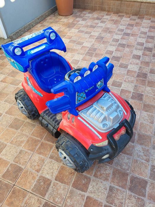 Carro eléctrico homem-aranha